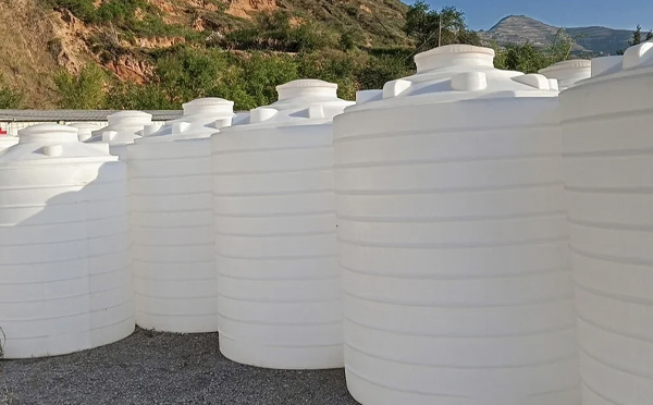化工液体储存注意事项——选对PE镜铁区塑料桶避免安全隐患