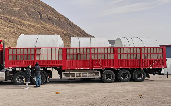 镜铁区塑料桶装车完毕准备运输中