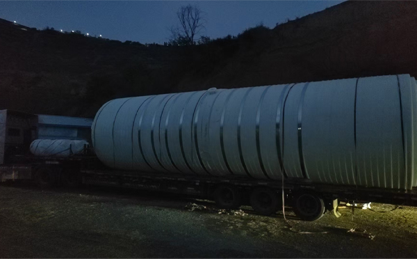 镜铁区圆桶运输途中