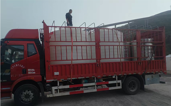 镜铁区立式运输桶安排发货现场