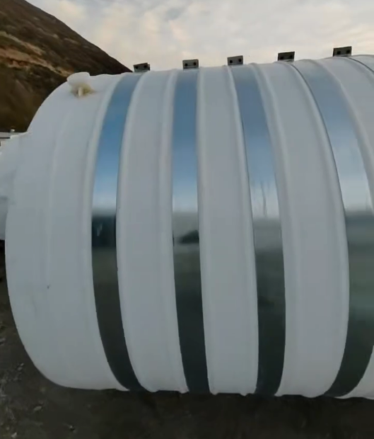 圆形镜铁区塑料桶批量交付案例：结构稳定，适配多行业液体储运需求